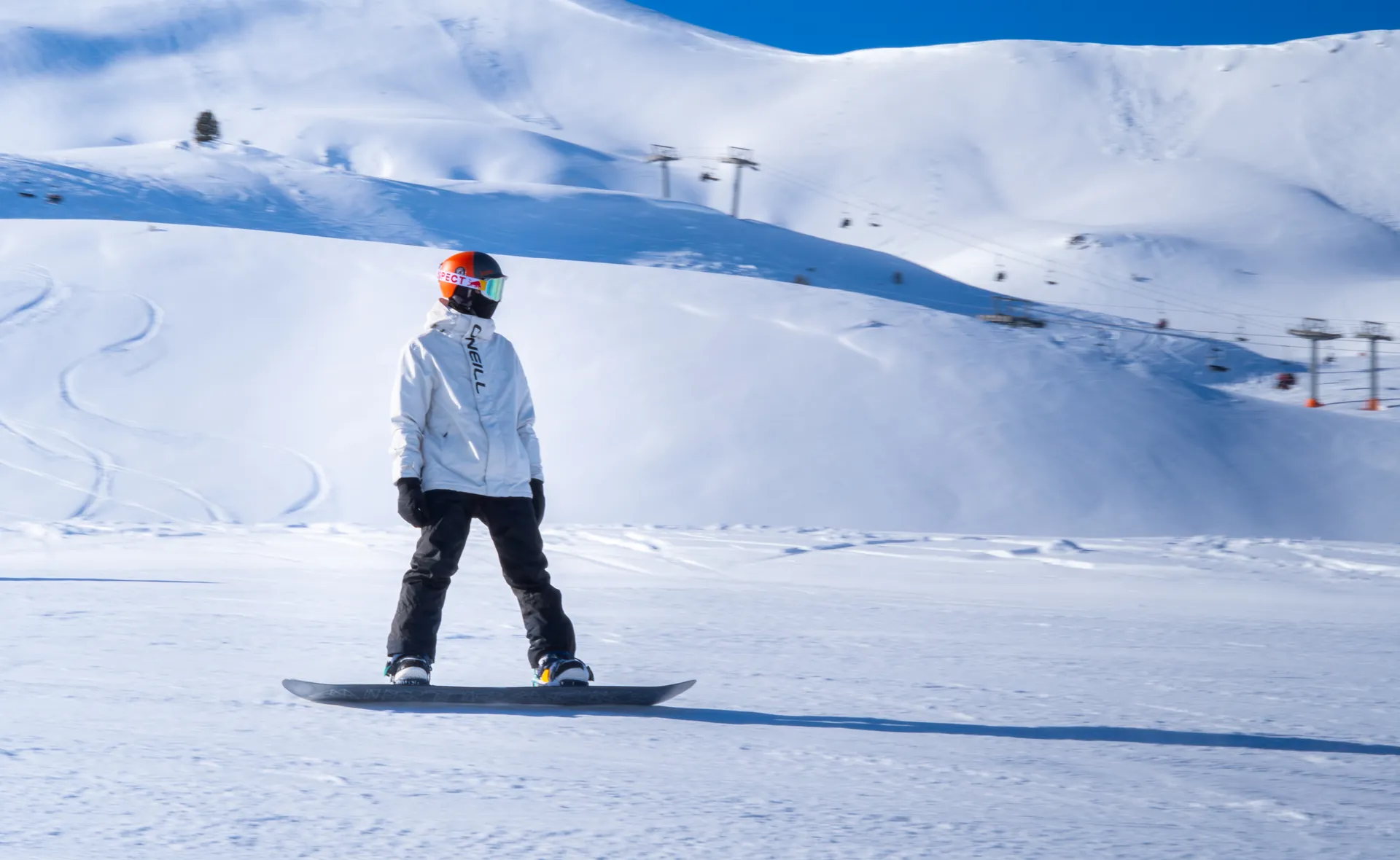 Rider de snowboard en una pista nevada